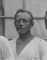 Als Mitglied einer Barlaufmannschaft in Kurume 1919. Es kann sich auch um Leo Gabriel handeln! (061223)