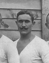 Als Mitglied einer Barlaufmannschaft in Kurume 1919