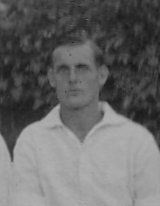 Als Mitglied einer Stockballmannschaft in Kurume 1919